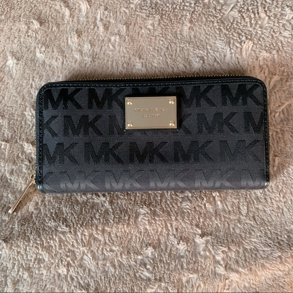 Michael Kors Zip Wallet
